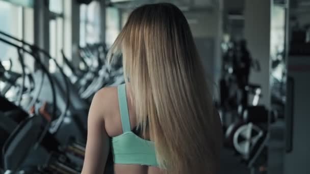 Fitness Meisje Loopt Door Fitnessapparatuur Sport Gym Slow Motion Achteraanzicht — Stockvideo