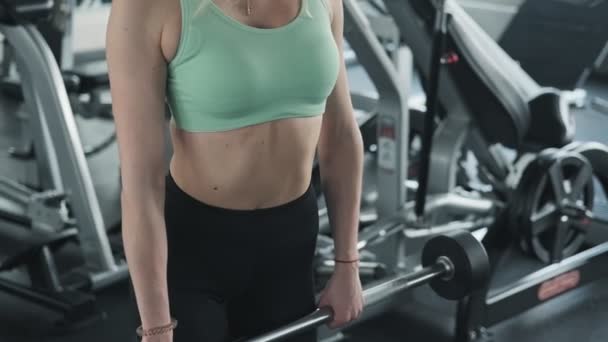 Ung Kvinna Som Lyfter Skivstång Gymmet Blond Tjej Gör Styrketräning — Stockvideo