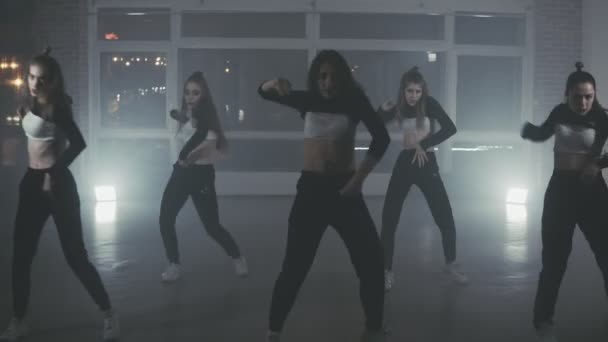 Grupo Jóvenes Bailarines Hip Hop Actuando Escenario Feliz Baile Mujeres — Vídeos de Stock