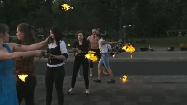 Moscow, Oroszország-május 29, 2019: csoport végző művészek tűz show közelében VDNH. — Stock videók