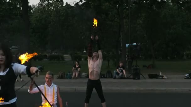МОСКВА, РОССИЯ - 29 мая 2019 года: Группа артистов выступает с огненным шоу возле ВДНХ . — стоковое видео