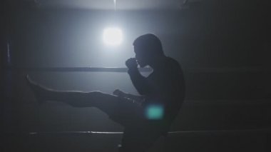 Yavaş-mo düşük ışık spor salonunda Kickboxer eğitim dumanlı halka sporcu boks