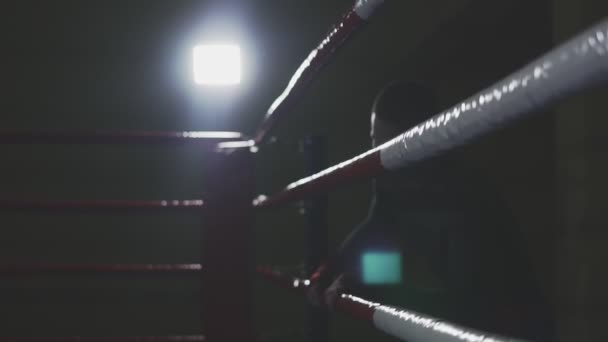 以慢动作进入环的拳击手 — 图库视频影像