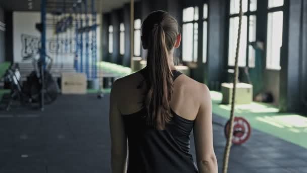 Schöne athletische Frau, die Turnhalle betritt. Weibchen bereiten sich auf körperliches Training vor — Stockvideo