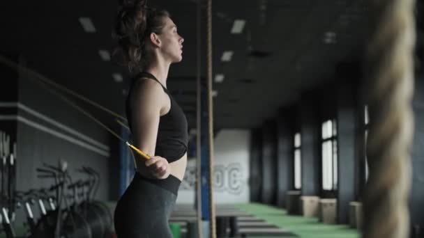 체육관에서 여성 훈련을 건너 뛰고, 운동하고 실내에서 점프 로프 루틴을 만듭니다. — 비디오