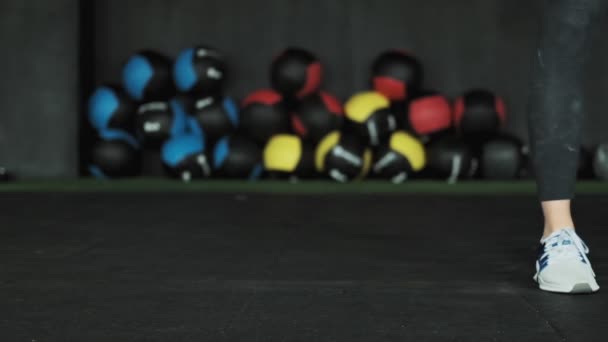 Vista de cerca de la caída de la barra. La mujer tira la barra. Barra de salto en el gimnasio — Vídeos de Stock