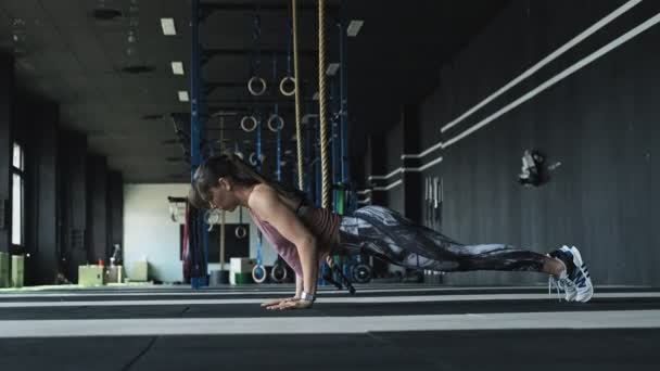 Mulher Bonita Atlética Faz Flexões Ginásio Moderno Desportista Exercitando Ginásio — Vídeo de Stock