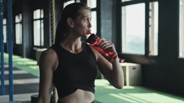 Atractiva Chica Caucásica Bebiendo Agua Botella Gimnasio Deportivo Primer Plano — Vídeos de Stock