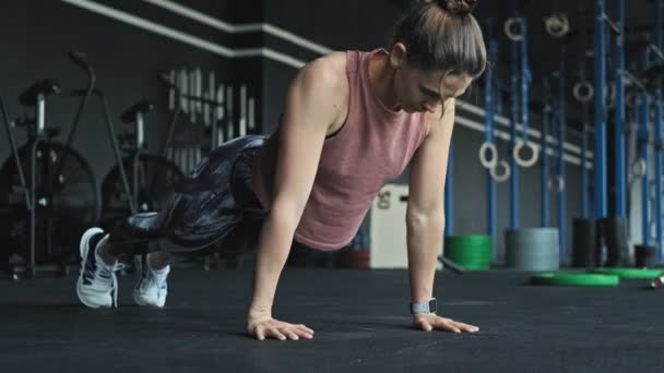 Mulher Morena Atlética Fazendo Flexões Ginásio Moderno Desportista Exercitando Ginásio — Vídeo de Stock