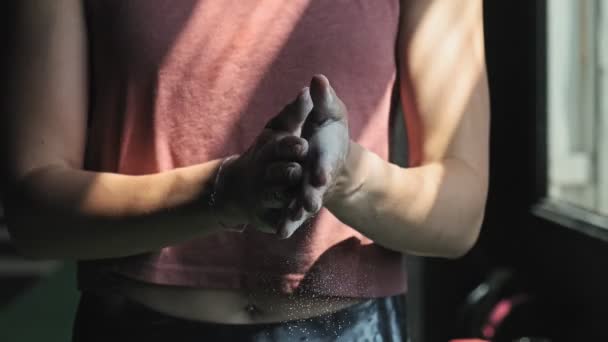 Händerna Kvinnan Klappar Magnesia Slow Motion Ung Kvinna Sportkläder Förbereder — Stockvideo