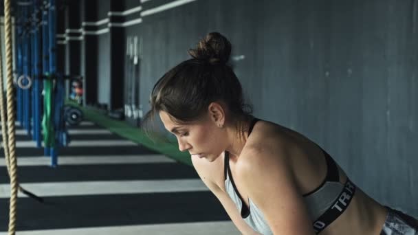 Güzel Kadın Spor Salonunda Ile Alnından Ter Mendil Yorgun Fitness — Stok video