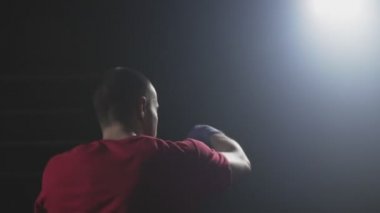 Muay Tay savaşçı yavaş çekimde dumanlı Studio'da eğitim. Kick boks yumruk. Siluet koyu arka plan üzerinde