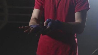 Adam boksör yavaş çekimde mücadele için hazırlanıyor elleri wapping. Kickboxer eğitim için hazırlanın. Yakın çekim görünüm