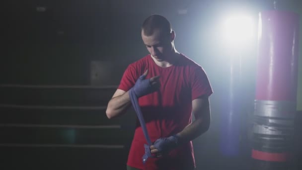 Kickboxer Yavaş Çekimde Mücadele Için Hazırlanıyor Elleri Wapping — Stok video