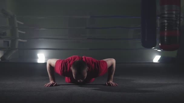 职业运动员在黑暗的烟熏健身房做俯卧撑 拳击手训练 慢动作中的运动概念 — 图库视频影像