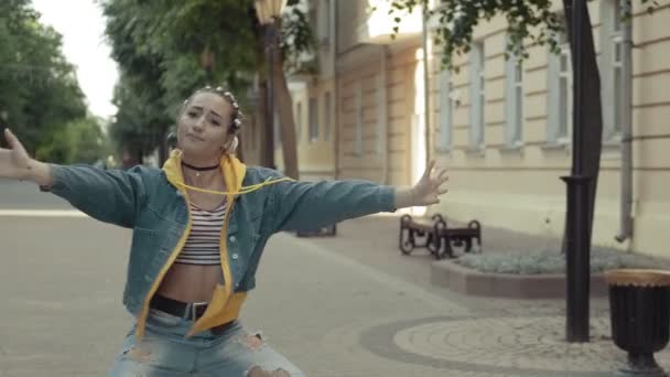 Young Woman Performs Modern Hip Hop Dance Streets City Summer — Stock Video