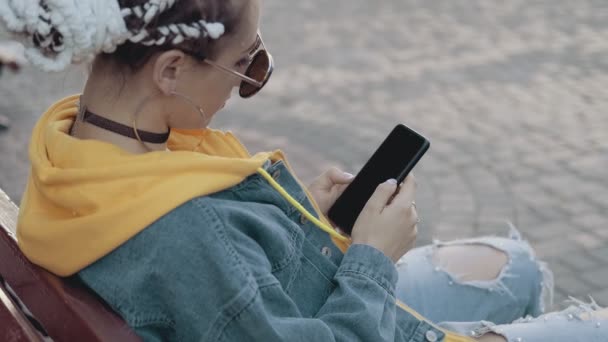 Ung Leende Kvinna Med Smartphone Sitter Vid Bänken Kvinnlig Sms — Stockvideo