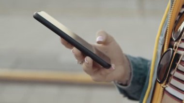 Ekran akıllı telefonunda el yazısı yazan bir kadın. Akıllı telefon ve internet sitesini tutan kadınların yakın çekimleri