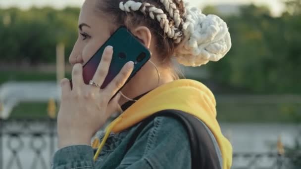 Şık Kadın Açık Havada Yürüyüş Telefonda Konuşuyor Zleme Kamerasıyla Yakın — Stok video