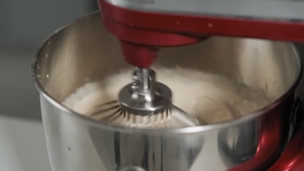 Schritt Für Schritt Nahaufnahme Von Stand Mixer Mischen Leckeren Teig — Stockvideo