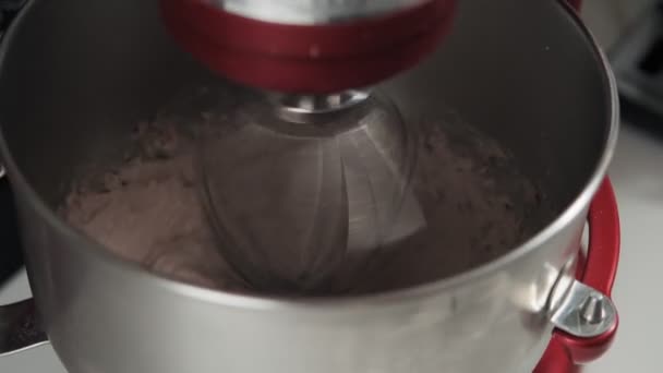 Deeg Mengen Met Een Mixer Koken Van Crèmedeeg Met Rode — Stockvideo