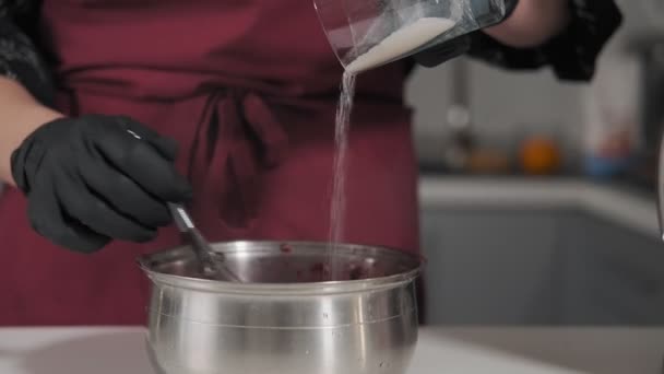 Masa Cereza Azúcar Mezcla Con Batidor Proceso Fabricación Del Relleno — Vídeos de Stock