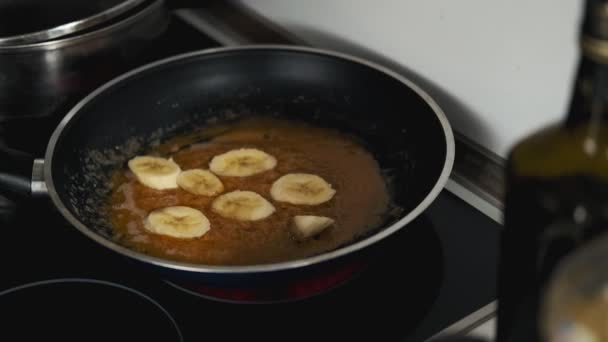 フライパンにバナナをキャラメル化 デザートの準備 ステップバイステップ — ストック動画