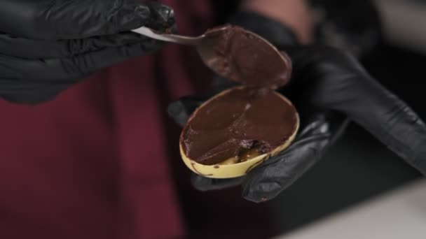 Chocolade Voor Het Versieren Van Muffin Stap Voor Stap Banketbakker — Stockvideo