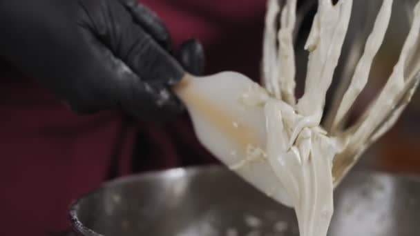 Degen Droppande Från Visp Kvinnan Förbereder Degen Händerna Handskar Baker — Stockvideo