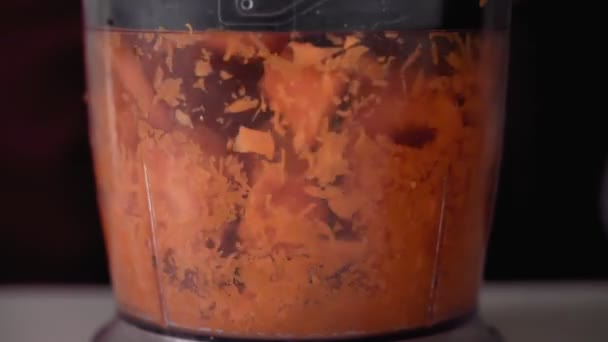 Mixer Der Karotten Zeitlupe Mixt Nahsicht — Stockvideo