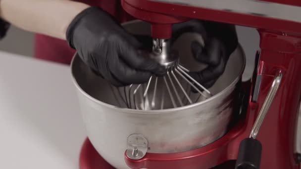 Passo Passo Misturador Eletrônico Misturando Ingredientes Creme Nata Mistura Sobremesa — Vídeo de Stock