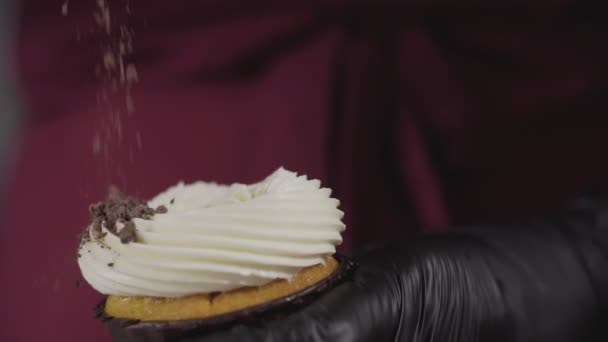 Pastelero Espolvorea Magdalenas Con Chocolate Vista Cercana Las Manos Con — Vídeo de stock