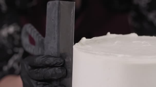 스폰지 케이크에 화이트 크림을 장갑에 여자의 단계별로 주걱을 사용하여 케이크를 — 비디오