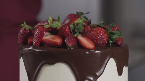 一歩一歩イチゴとチョコレートが回転する美しいクリームケーキ レストラン 菓子のためのケーキを調理するコンセプト — ストック動画