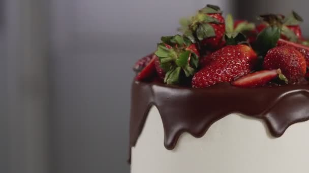 Close Beautiful Cream Cake Strawberry Chocolate Rotates Copyspace Step Step — Stock Video