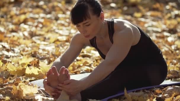 Fitness Brunetka Pracuje Słoneczny Poranek Sport Kobieta Rozgrzewka Ciało Przed — Wideo stockowe