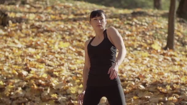 Bodysuit Genç Çekici Ince Kız Egzersizleri Yapıyor Parkta Sarı Yeşillik — Stok video