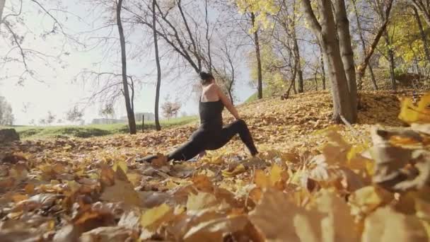 Junges Attraktives Schlankes Mädchen Body Das Übungen Macht Frau Übt — Stockvideo