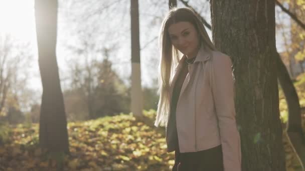 Charmante Femme Parc Ensoleillé Regardant Caméra Plan Moyen Femelle Souriante — Video