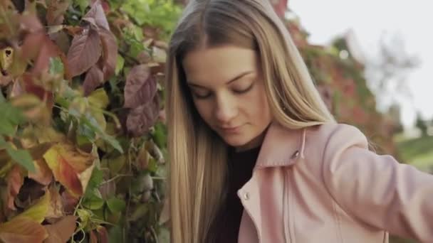 Retrato Mulher Loira Bonita Vestindo Jaqueta Elegante Com Folhas Outono — Vídeo de Stock