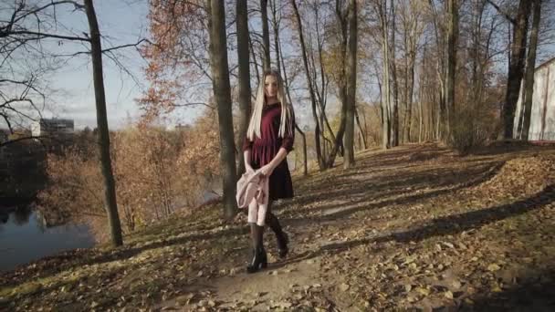 Menina Bonita Jaqueta Rosa Andando Parque Outono Câmera Lenta Retrato — Vídeo de Stock