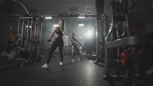 Fitness Squat Kobieta Wzmocnienie Nóg Pośladków Blond Squat Symulatorze Ciemnej — Wideo stockowe