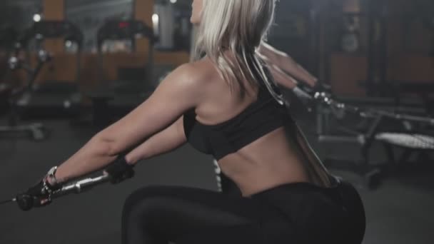 Primer Plano Sentadilla Rubia Simulador Gimnasio Oscuro Mujer Fitness Sentadilla — Vídeos de Stock