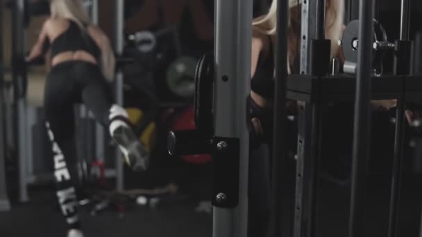 Deportiva Hermosa Mujer Rubia Haciendo Ejercicios Para Las Piernas Las — Vídeos de Stock