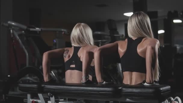 Fitness Mujeres Jóvenes Haciendo Flexiones Gimnasio Oscuro Cámara Lenta Chicas — Vídeos de Stock