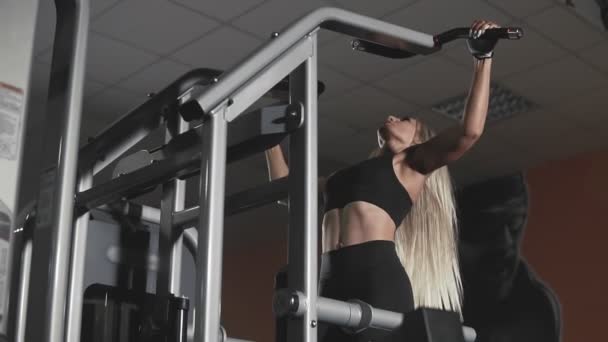 Fitness Blond Flicka Med Långt Hår Gör Pull Ups Dark — Stockvideo