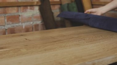 Deri işçisi stüdyodan deri unrolls. Masaya deri rulo. Deri cüzdan üretim süreci