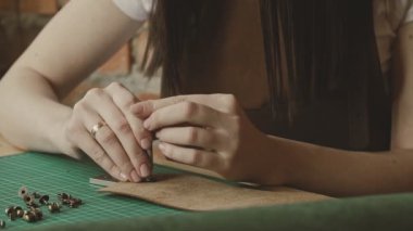 Deri Perçin deri Master yerlerin yakın. Yavaş hareket deri cüzdan üretim süreci