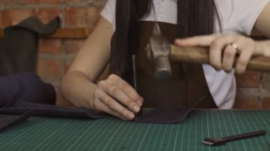 El yapımı ve dericilik kavramı. Yavaş hareket atölyesinde hakiki deri ile çalışan profesyonel kadın Tanner