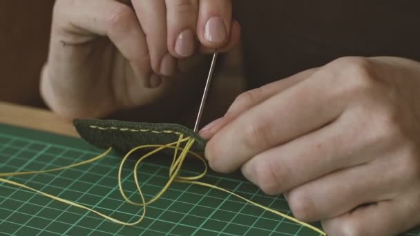 Close Van Het Leren Naaiproces Handen Met Naald Snaren Maken — Stockvideo